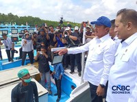 Menteri Kelautan dan Perikanan (MenKP) Sakti Wahyu Trenggono bersama Menteri Koperasi (Menkop) Ferry Juliantono saat melihat langsung Kampung Nelayan Merah Putih (KNMP) Tongke-tongke, Kabupaten Sinjai, Sulawesi Selatan, Jumat (25/9/2026). (CNBC Indon