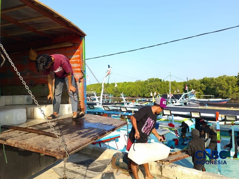 Menteri Kelautan dan Perikanan (MenKP) Sakti Wahyu Trenggono bersama Menteri Koperasi (Menkop) Ferry Juliantono saat melihat langsung Kampung Nelayan Merah Putih (KNMP) Tongke-tongke, Kabupaten Sinjai, Sulawesi Selatan, Jumat (25/9/2026). (CNBC Indonesia/Martyasari Rizki)