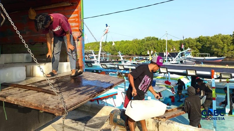 Nelayan dan para ABK kapal di KMNP Tongke-Tongke Sulawesi Selatan. (CNBC Indonesia/Martyasari Rizky)