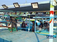 Nelayan dan para ABK kapal di KMNP Tongke-Tongke Sulawesi Selatan. (CNBC Indonesia/Martyasari Rizky)
