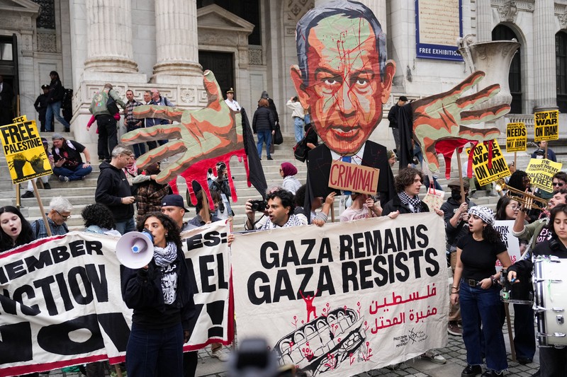 Para pengunjuk rasa dari Jewish Voice for Peace (JVP) memblokir First Avenue di dekat markas besar PBB sebagai bentuk protes terhadap pidato Perdana Menteri Israel Benjamin Netanyahu di Sidang Majelis Umum PBB ke-81 di New York City, AS, pada 24 September 2026. (REUTERS/Bing Guan)