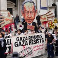 Para demonstran melakukan protes setelah pidato Perdana Menteri Israel Benjamin Netanyahu di Sidang Majelis Umum PBB ke-81 di New York City, AS, pada 24 September 2026. (REUTERS/David 'Dee' Delgado)