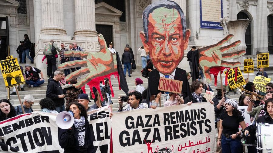Para demonstran melakukan protes setelah pidato Perdana Menteri Israel Benjamin Netanyahu di Sidang Majelis Umum PBB ke-81 di New York City, AS, pada 24 September 2026.