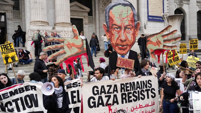 Para demonstran melakukan protes setelah pidato Perdana Menteri Israel Benjamin Netanyahu di Sidang Majelis Umum PBB ke-81 di New York City, AS, pada 24 September 2026.