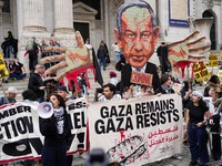 Para demonstran melakukan protes setelah pidato Perdana Menteri Israel Benjamin Netanyahu di Sidang Majelis Umum PBB ke-81 di New York City, AS, pada 24 September 2026. (REUTERS/David 'Dee' Delgado)