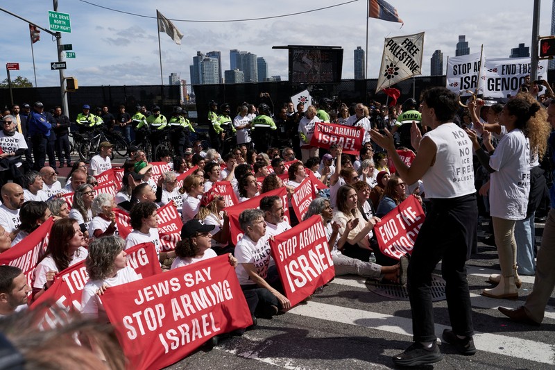 Para pengunjuk rasa dari Jewish Voice for Peace (JVP) memblokir First Avenue di dekat markas besar PBB sebagai bentuk protes terhadap pidato Perdana Menteri Israel Benjamin Netanyahu di Sidang Majelis Umum PBB ke-81 di New York City, AS, pada 24 September 2026. (REUTERS/Bing Guan)