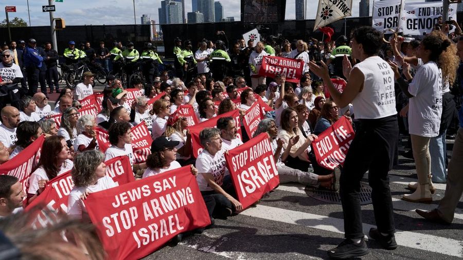 Para pengunjuk rasa dari Jewish Voice for Peace (JVP) memblokir First Avenue di dekat markas besar PBB sebagai bentuk protes terhadap pidato Perdana Menteri Israel Benjamin Netanyahu di Sidang Majelis Umum PBB ke-81 di New York City, AS, pada 24 September 2026. Para pengunjuk rasa dari Jewish Voice for Peace (JVP) memblokir First Avenue di dekat markas besar PBB sebagai bentuk protes terhadap pidato Perdana Menteri Israel Benjamin Netanyahu di Sidang Majelis Umum PBB ke-81 di New York City, AS, pada 24 Sept
