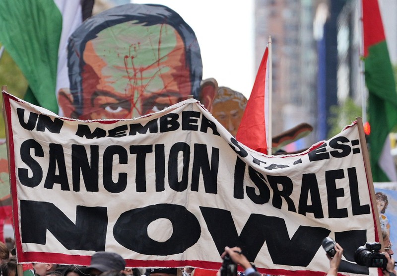 Para pengunjuk rasa dari Jewish Voice for Peace (JVP) memblokir First Avenue di dekat markas besar PBB sebagai bentuk protes terhadap pidato Perdana Menteri Israel Benjamin Netanyahu di Sidang Majelis Umum PBB ke-81 di New York City, AS, pada 24 September 2026. (REUTERS/Bing Guan)