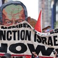 Para pengunjuk rasa membentangkan spanduk saat melakukan protes setelah pidato Perdana Menteri Israel Benjamin Netanyahu di Sidang Majelis Umum PBB ke-81 di New York City, AS, pada 24 September 2026. (REUTERS/David 'Dee' Delgado)