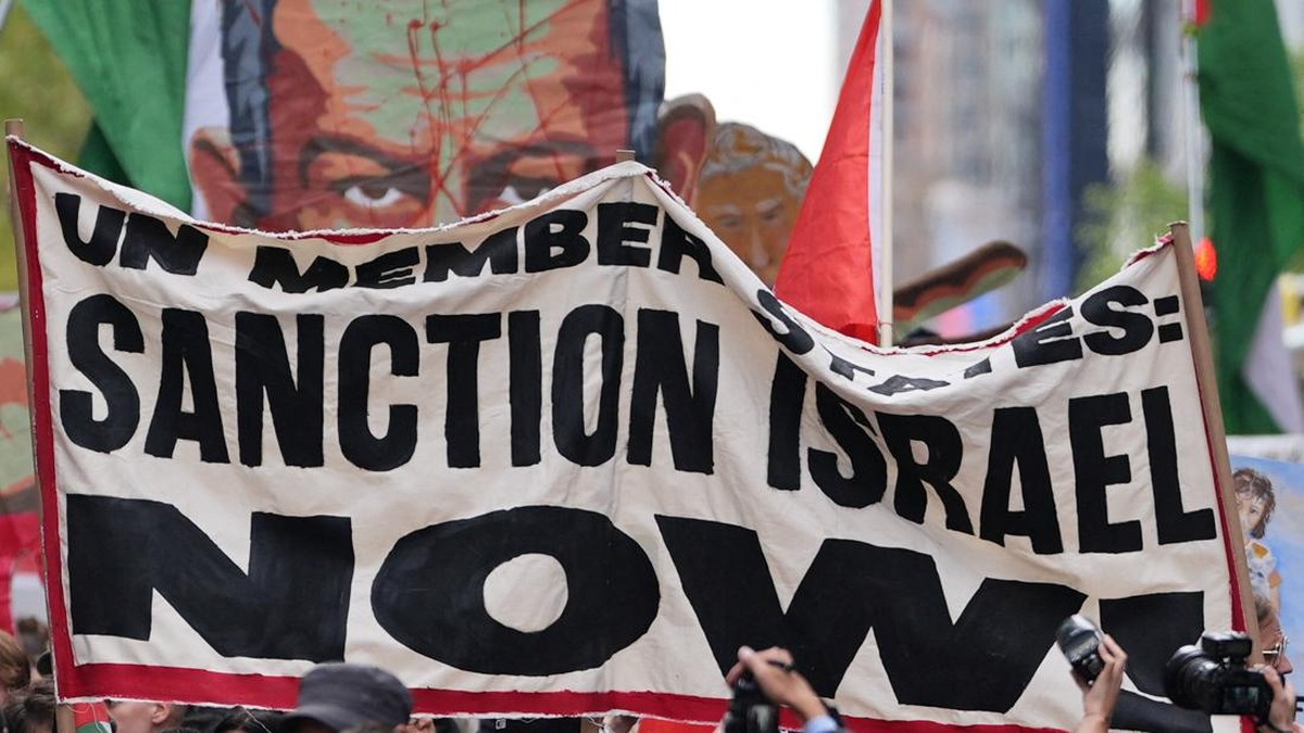 Potret Warga Pro-Palestina Gelar Demo Sambut Netanyahu di New York