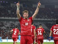 Pemain Timnas Indonesia Ole Romeny melakukan selebrasi usai mencetak gol laga melawan Timnas Singapura dalam FIFA ASEAN CUP 2026 di Stadion Utama Gelora Bung Karno (SUGBK), Senayan, Jakarta, Jumat (25/9/2026). (CNBC Indonesia/Faisal Rahman)
