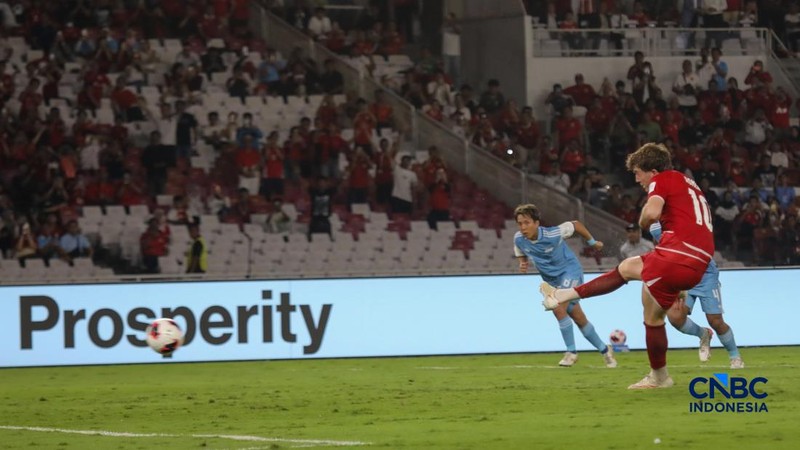 Pemain Timnas Indonesia Ole Romeny mencetak gol melalui tendangan penalti saat saat laga melawan Timnas Singapura dalam FIFA ASEAN CUP 2026 di Stadion Utama Gelora Bung Karno (SUGBK), Senayan, Jakarta, Jumat (25/9/2026).