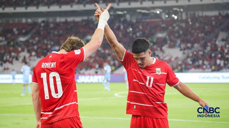 Pemain Timnas Indonesia Ragnar Oratmangoen (kanan) melakukan selebrasi bersama Ole Romeny (kiri) usai mencetak gol ke gawang Timnas Singapura dalam FIFA ASEAN CUP 2026 di Stadion Utama Gelora Bung Karno (SUGBK), Senayan, Jakarta, Jumat (25/9/2026).
