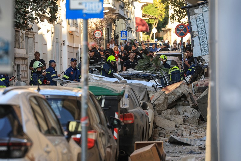 Petugas darurat bekerja di lokasi tempat sebagian sebuah bangunan tua runtuh akibat ledakan, di kawasan wisata Plaka di pusat kota Athena, Yunani, pada 25 September 2026. (REUTERS/Louisa Gouliamaki)
