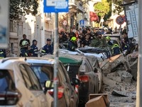 Petugas darurat bekerja di lokasi tempat sebagian sebuah bangunan tua runtuh akibat ledakan, di kawasan wisata Plaka di pusat kota Athena, Yunani, pada 25 September 2026. (REUTERS/Louisa Gouliamaki)