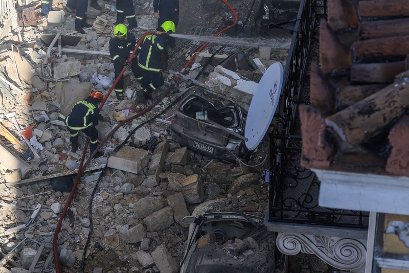 Petugas darurat bekerja di lokasi tempat sebagian sebuah bangunan tua runtuh akibat ledakan, di kawasan wisata Plaka di pusat kota Athena, Yunani, pada 25 September 2026. (REUTERS/Louisa Gouliamaki)