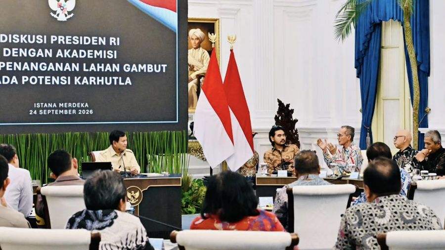 Presiden Prabowo Subianto mengundang dan berdiskusi langsung dengan sejumlah akademisi mengenai pengelolaan lahan gambut dan potensi kebakaran yang terjadi dari tahun ke tahun di Istana Merdeka, Jakarta, Kamis, 24 September 2026. (Instagram/Sekretari