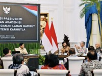 Presiden Prabowo Subianto mengundang dan berdiskusi langsung dengan sejumlah akademisi mengenai pengelolaan lahan gambut dan potensi kebakaran yang terjadi dari tahun ke tahun di Istana Merdeka, Jakarta, Kamis, 24 September 2026. (Instagram/Sekretari