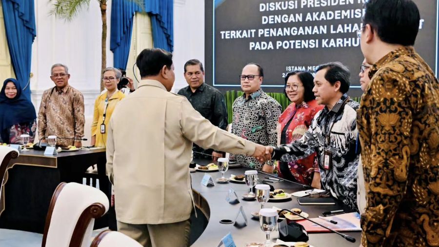Presiden Prabowo Subianto mengundang dan berdiskusi langsung dengan sejumlah akademisi mengenai pengelolaan lahan gambut dan potensi kebakaran yang terjadi dari tahun ke tahun di Istana Merdeka, Jakarta, Kamis, 24 September 2026. (Instagram/Sekretari