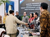Presiden Prabowo Subianto mengundang dan berdiskusi langsung dengan sejumlah akademisi mengenai pengelolaan lahan gambut dan potensi kebakaran yang terjadi dari tahun ke tahun di Istana Merdeka, Jakarta, Kamis, 24 September 2026. (Instagram/Sekretari