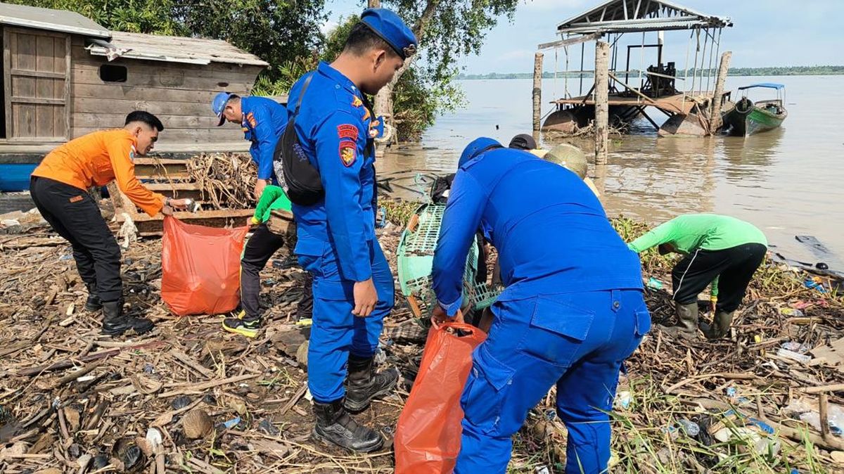 Polres Inhil Gelar 'Jalur' Bersihkan Sampah di Pesisir Sungai Tembilahan — NadiKabar.com