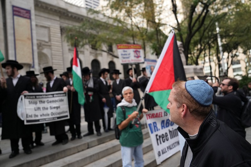 Para pengunjuk rasa dari Jewish Voice for Peace (JVP) memblokir First Avenue di dekat markas besar PBB sebagai bentuk protes terhadap pidato Perdana Menteri Israel Benjamin Netanyahu di Sidang Majelis Umum PBB ke-81 di New York City, AS, pada 24 September 2026. (REUTERS/Bing Guan)