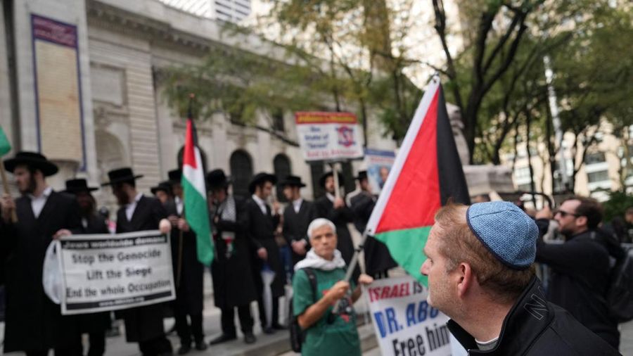 Seorang pria yang mengenakan kippah memandang para pengunjuk rasa yang melakukan protes setelah pidato Perdana Menteri Israel Benjamin Netanyahu di Sidang Majelis Umum PBB ke-81 di New York City, AS, pada 24 September 2026. Seorang pria yang mengenakan kippah memandang para pengunjuk rasa yang melakukan protes setelah pidato Perdana Menteri Israel Benjamin Netanyahu di Sidang Majelis Umum PBB ke-81 di New York City, AS, pada 24 September 2026.