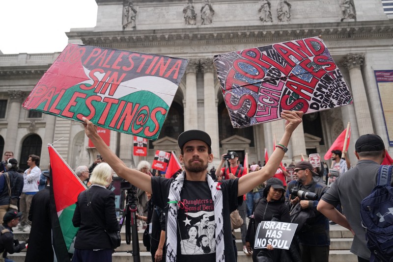 Para pengunjuk rasa dari Jewish Voice for Peace (JVP) memblokir First Avenue di dekat markas besar PBB sebagai bentuk protes terhadap pidato Perdana Menteri Israel Benjamin Netanyahu di Sidang Majelis Umum PBB ke-81 di New York City, AS, pada 24 September 2026. (REUTERS/Bing Guan)