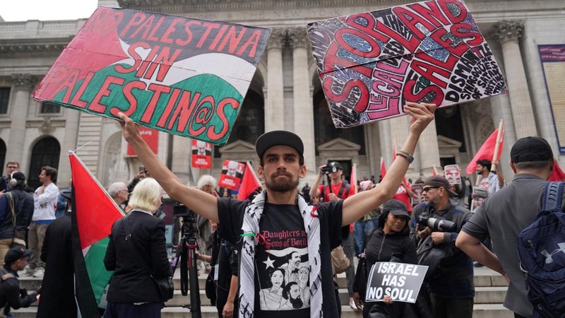 Seseorang memperlihatkan poster saat para pengunjuk rasa melakukan protes setelah pidato Perdana Menteri Israel Benjamin Netanyahu di Sidang Majelis Umum PBB ke-81 di New York City, AS, pada 24 September 2026.