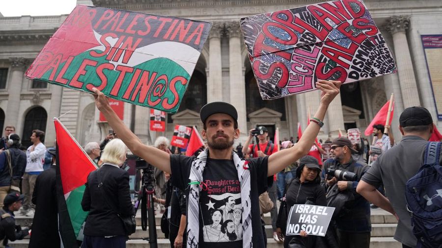 Seseorang memperlihatkan poster saat para pengunjuk rasa melakukan protes setelah pidato Perdana Menteri Israel Benjamin Netanyahu di Sidang Majelis Umum PBB ke-81 di New York City, AS, pada 24 September 2026. Seseorang memperlihatkan poster saat para pengunjuk rasa melakukan protes setelah pidato Perdana Menteri Israel Benjamin Netanyahu di Sidang Majelis Umum PBB ke-81 di New York City, AS, pada 24 September 2026.