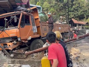Truk Seruduk Rumah di Jalur Gentong Tasik, Kernet Terlempar ke Sungai