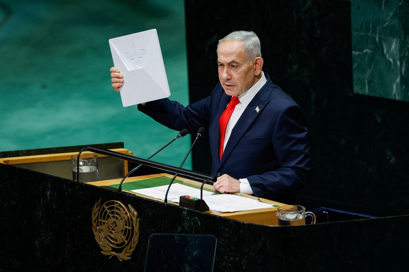 Israel's Prime Minister Benjamin Netanyahu waves to delegates walking out of the General Assembly hall after he arrived to address the 81st United Nations General Assembly (UNGA) at UN headquarters in New York City, US, September 24, 2026.   REUTERS/Mike Segar     TPX IMAGES OF THE DAY