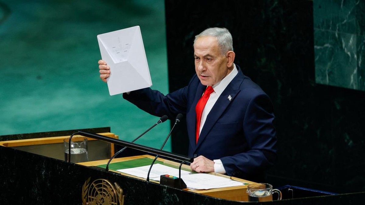 Tingkah Aneh Netanyahu Pidato Sambil Angkat-Angkat Starlink di PBB