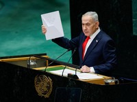 Israel's Prime Minister Benjamin Netanyahu holds a Starlink device as he addresses the 81st United Nations General Assembly (UNGA) at UN headquarters in New York City, US, September 24, 2026.  REUTERS/EDUARDO MUNOZ