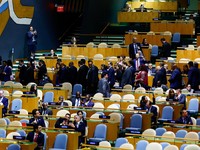 Para delegasi meninggalkan ruangan saat Perdana Menteri Israel Benjamin Netanyahu berpidato di hadapan Sidang Majelis Umum PBB ke-81 di markas besar PBB di New York City, AS, pada 24 September 2026. REUTERS/Jeenah Moon
