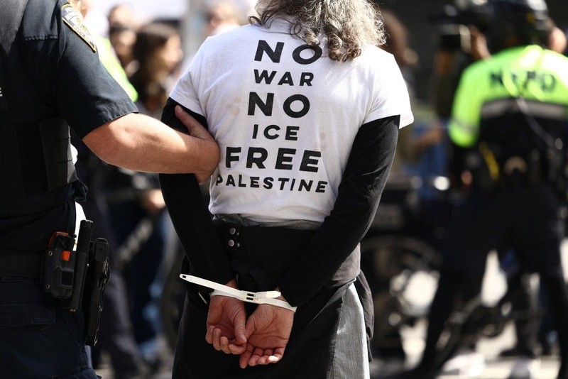 New York City Police Department (NYPD) officers detain US actress Susan Sarandon (C) and other pro-Palestinian demonstrators who were blocking First Avenue near the United Nations headquarters building, ahead of Israel's Prime Minister Benjamin Netanyahu's address to the 81st United Nations General Assembly in New York on September 24, 2026. (Photo by CHARLY TRIBALLEAU / AFP)
