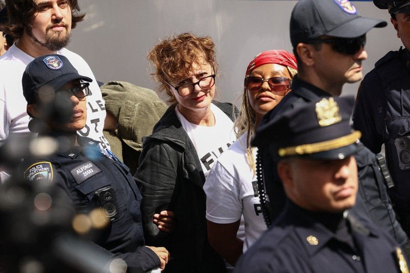 New York City Police Department (NYPD) officers detain US actress Susan Sarandon (C) and other pro-Palestinian demonstrators who were blocking First Avenue near the United Nations headquarters building, ahead of Israel's Prime Minister Benjamin Netanyahu's address to the 81st United Nations General Assembly in New York on September 24, 2026. (Photo by CHARLY TRIBALLEAU / AFP)