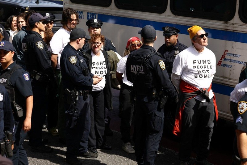 New York City Police Department (NYPD) officers detain US actress Susan Sarandon (C) and other pro-Palestinian demonstrators who were blocking First Avenue near the United Nations headquarters building, ahead of Israel's Prime Minister Benjamin Netanyahu's address to the 81st United Nations General Assembly in New York on September 24, 2026. (Photo by CHARLY TRIBALLEAU / AFP)