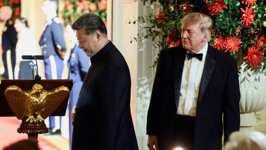 US President Donald Trump looks at Chinese President Xi Jinping as Xi walks to the podium during a state dinner at the White House in Washington, D.C., US, September 24, 2026. REUTERS/Evelyn Hockstein