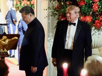 US President Donald Trump looks at Chinese President Xi Jinping as Xi walks to the podium during a state dinner at the White House in Washington, D.C., US, September 24, 2026. REUTERS/Evelyn Hockstein