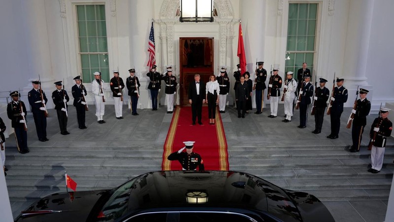 US President Donald Trump and first lady Melania Trump prepare to welcome Chinese President Xi Jinping and his wife, Peng Liyuan, at the North Portico of the White House for a state dinner in Washington, D.C., US, September 24, 2026. REUTERS/Kylie Co