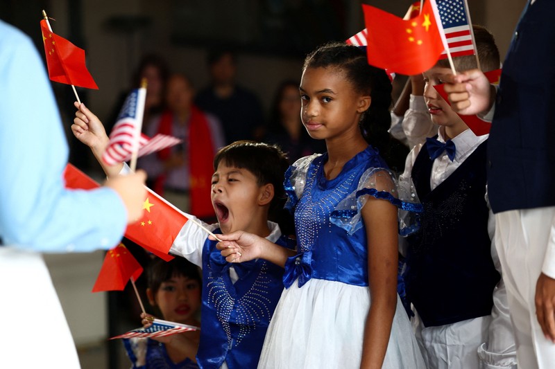 First lady of China Peng Liyuan and U.S. first lady Melania Trump react as choir students from the Hope Chinese School perform during a visit to the Smithsonian's National Museum Of Asian Art from Director of the museum Chase Robinson in Washington, D.C., US, September 24, 2026. Finn Gomez/Pool via REUTERS