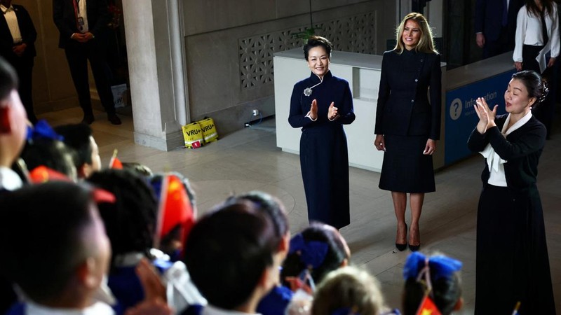First lady of China Peng Liyuan and U.S. first lady Melania Trump react as children perform during a visit to the Smithsonian's National Museum Of Asian Art from Director of the museum Chase Robinson in Washington, D.C., US, September 24, 2026. Finn