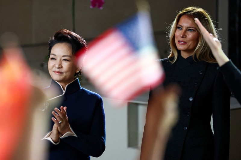 First lady of China Peng Liyuan and U.S. first lady Melania Trump react as choir students from the Hope Chinese School perform during a visit to the Smithsonian's National Museum Of Asian Art from Director of the museum Chase Robinson in Washington, D.C., US, September 24, 2026. Finn Gomez/Pool via REUTERS