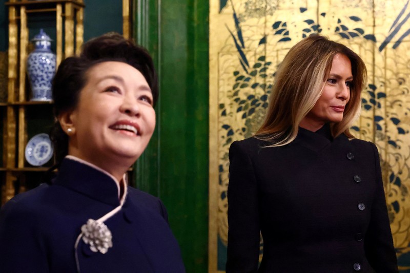 First lady of China Peng Liyuan and U.S. first lady Melania Trump react as choir students from the Hope Chinese School perform during a visit to the Smithsonian's National Museum Of Asian Art from Director of the museum Chase Robinson in Washington, D.C., US, September 24, 2026. Finn Gomez/Pool via REUTERS