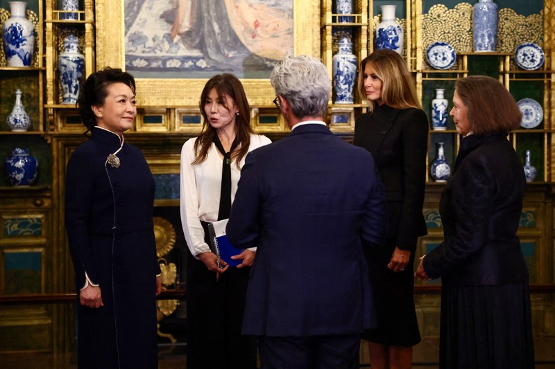 First lady of China Peng Liyuan and U.S. first lady Melania Trump react as choir students from the Hope Chinese School perform during a visit to the Smithsonian's National Museum Of Asian Art from Director of the museum Chase Robinson in Washington, D.C., US, September 24, 2026. Finn Gomez/Pool via REUTERS
