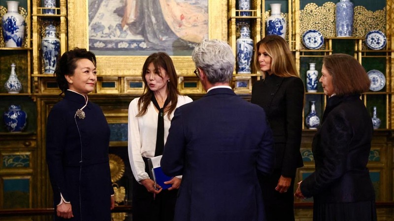 First lady of China Peng Liyuan and U.S. first lady Melania Trump receive a tour of the Smithsonian's National Museum Of Asian Art from Director of the museum Chase Robinson in Washington, D.C., US, September 24, 2026. Finn Gomez/Pool via REUTERS