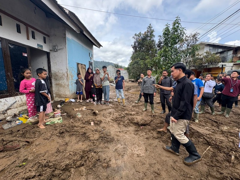 Wakil Presiden (Wapres) Gibran Rakabuming mengunjungi lokasi terdampak bencana di Solok, Sumatera Barat. (Dok Setwapres RI)