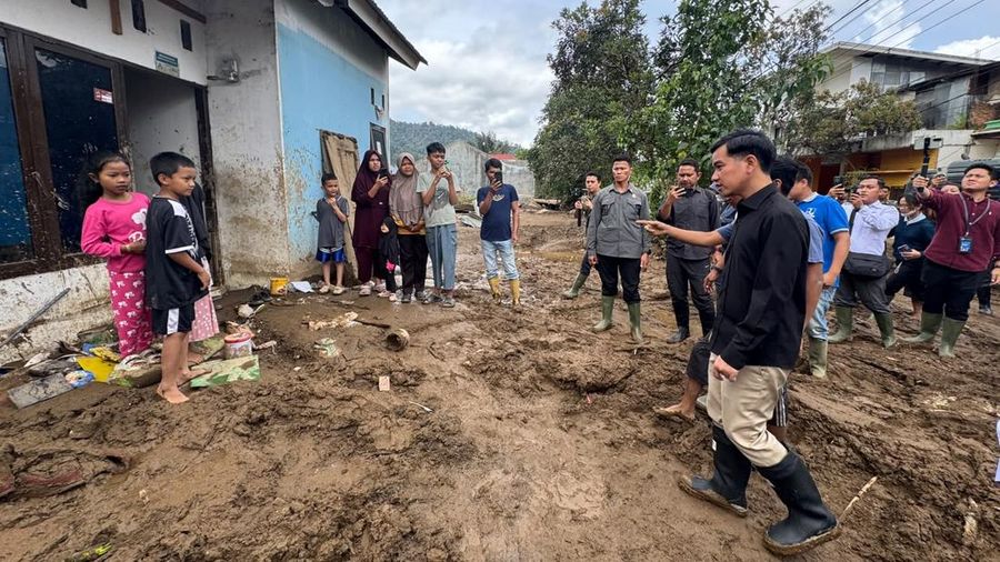 Wakil Presiden (Wapres) Gibran Rakabuming mengunjungi lokasi terdampak bencana di Solok, Sumatera Barat. (Dok Setwapres RI)