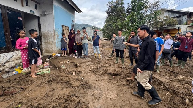 Wapres Gibran Cek Kondisi Warga Korban Banjir di Solok Sumbar